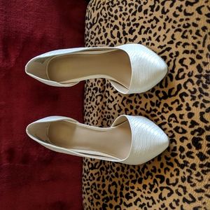 Juicy Couture White heels 6 1/2 Med